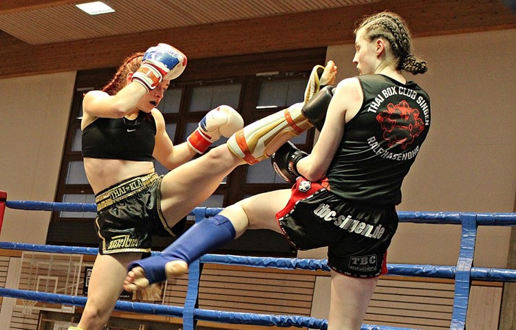 Kim Bühler (links) im Kickbox-Wettkampf, den sie gewinnen konnte. Kim Bühler (links) im Kickbox-Wettkampf, den sie gewinnen konnte.