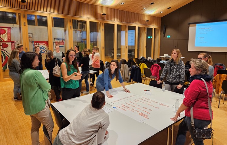 Am Workshop wurden Betreuungs- und Freizeitangebote im frühkindlichen Bereich sowie für Jugendliche diskutiert. Am Workshop wurden Betreuungs- und Freizeitangebote im frühkindlichen Bereich sowie für Jugendliche diskutiert.