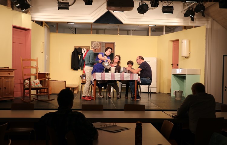 Der Theatervirus Uhwiesen ist eine bunt gemischte Truppe. Die Proben für die Aufführungen im Mai laufen auf Hochtouren. Der Theatervirus Uhwiesen ist eine bunt gemischte Truppe. Die Proben für die Aufführungen im Mai laufen auf Hochtouren.