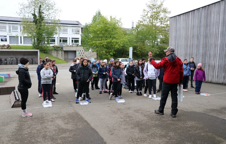 öbi Meier instruierte die rund 60 Kinder vor den Trainingsläufen. In jedem Kistchen befand sich eine Karte zu einer anderen Route. öbi Meier instruierte die rund 60 Kinder vor den Trainingsläufen. In jedem Kistchen befand sich eine Karte zu einer anderen Route.