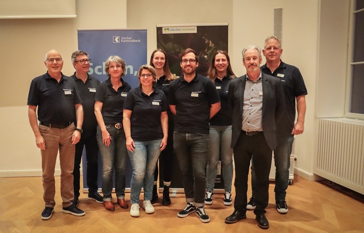 Sie machen das Weinland in der Welt bekannter: Co-Geschäftsleiter Martin Erb (l.) und Nik Berger (4.v.r.) mit den Mitarbeitenden Julia Hürbi (5.v.l.) und Fabienne Gander (3.v.r.). Ausserdem Vorstandsmitglieder Hansruedi Mosch (2.v.l.), Liliane Landucci (3.v.l.), Brigitte Grab (4.v.l.), Sergio Rämi (2.v.r.) und Patric Eisele (r.). Es fehlen Oliver Braun und Martin Zuber. Sie machen das Weinland in der Welt bekannter: Co-Geschäftsleiter Martin Erb (l.) und Nik Berger (4.v.r.) mit den Mitarbeitenden Julia Hürbi (5.v.l.) und Fabienne Gander (3.v.r.). Ausserdem Vorstandsmitglieder Hansruedi Mosch (2.v.l.), Liliane Landucci (3.v.l.), Brigitte Grab (4.v.l.), Sergio Rämi (2.v.r.) und Patric Eisele (r.). Es fehlen Oliver Braun und Martin Zuber.