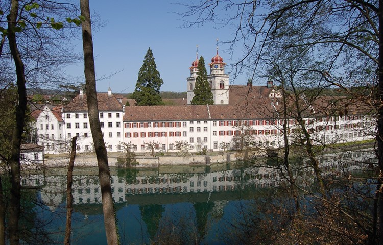 Die Insel vom Klosterblick von deutscher Seite aus gesehen: Die Hauswirtschaftskurse (im linken Gebäude) werden dort seit sechs Jahren durchgeführt. Die Insel vom Klosterblick von deutscher Seite aus gesehen: Die Hauswirtschaftskurse (im linken Gebäude) werden dort seit sechs Jahren durchgeführt.