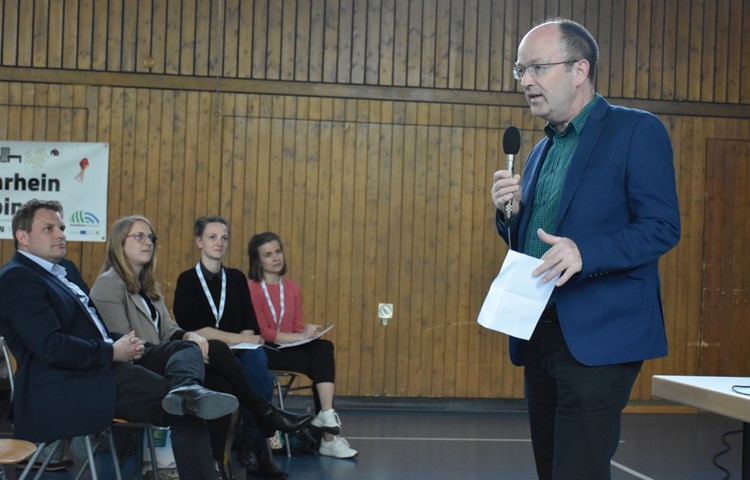 Der Rheinauer Gemeindepräsident Andreas Jenni erläuterte seine Visionen zum grenzüberschreitenden Keltenweg. Dominic Böhler (Bürgermeister von Jestetten), 
Pia Sulser (Projektleiterin des Regionalen Naturparks Schaffhausen), Lara Kirchner (Projektkoordinatorin der Hochrheinkommission) und die externe Moderatorin Johanna Lohrer (von links) hörten gespannt zu. Der Rheinauer Gemeindepräsident Andreas Jenni erläuterte seine Visionen zum grenzüberschreitenden Keltenweg. Dominic Böhler (Bürgermeister von Jestetten), 
Pia Sulser (Projektleiterin des Regionalen Naturparks Schaffhausen), Lara Kirchner (Projektkoordinatorin der Hochrheinkommission) und die externe Moderatorin Johanna Lohrer (von links) hörten gespannt zu.