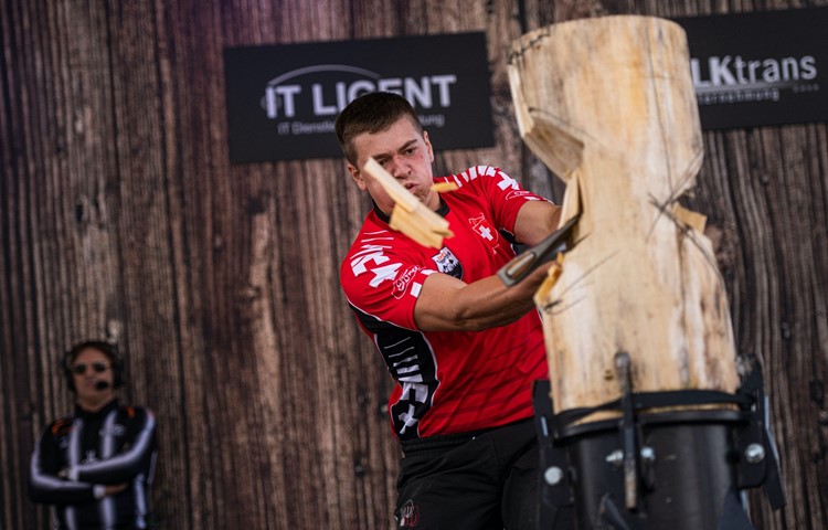 Oliver Reinhard aus Waltalingen gehört zu den besten Timbersportlern des Landes und feiert auch international Erfolge. Oliver Reinhard aus Waltalingen gehört zu den besten Timbersportlern des Landes und feiert auch international Erfolge.