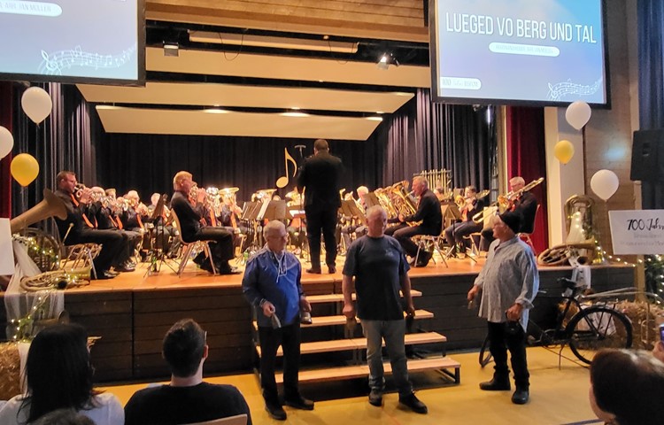 Mit einem altbekannten Schweizerlied, begleitet mit Geissenglöggli, überraschte die Brass Band Posaunenchor Marthalen das Publikum am Festkonzert. Mit einem altbekannten Schweizerlied, begleitet mit Geissenglöggli, überraschte die Brass Band Posaunenchor Marthalen das Publikum am Festkonzert.
