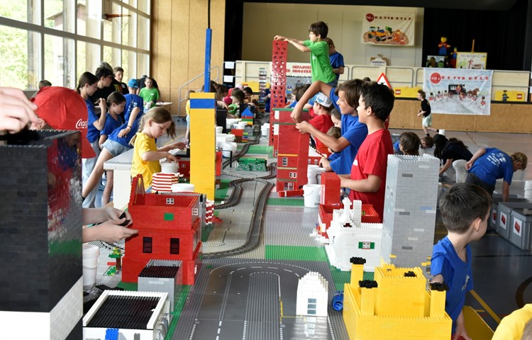 129 Kinder bauen mit 33 Teamleiterinnen und -leitern an «ihrer Stadt», die am heutigen Freitagabend besichtigt werden kann. 129 Kinder bauen mit 33 Teamleiterinnen und -leitern an «ihrer Stadt», die am heutigen Freitagabend besichtigt werden kann.
