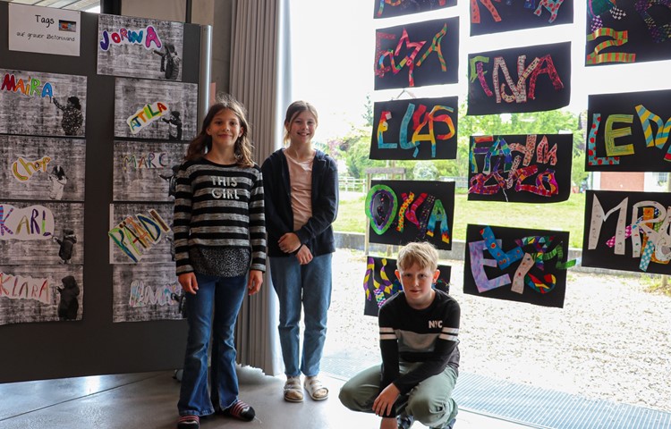 Im Kunstcafé präsentierten die Ossinger Schülerinnen und Schüler der 1. bis 6. Klasse … Im Kunstcafé präsentierten die Ossinger Schülerinnen und Schüler der 1. bis 6. Klasse …