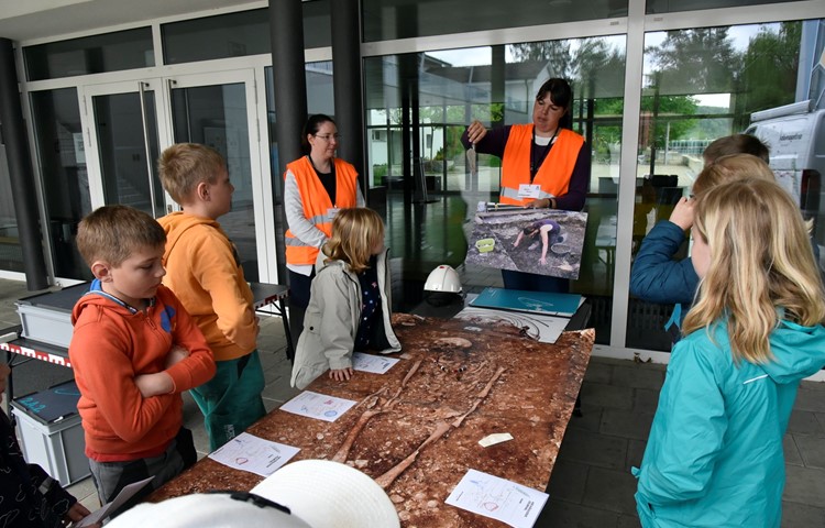 Miriam Hauser und Monika Isler (hinten links) erklärten den Kindern, wie archäologische Ausgrabungen vorgenommen werden und was es dafür braucht. Miriam Hauser und Monika Isler (hinten links) erklärten den Kindern, wie archäologische Ausgrabungen vorgenommen werden und was es dafür braucht.