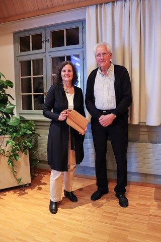 GLP-Nationalrätin Barbara Schaffner und Genossenschaftspräsident Hans Ulrich Vollenweider. Das Gastgeschenk war ein Schneidebrett aus Nussbaum. Gewachsen ist das Holz in Otelfingen, wo Barbara Schaffner Gemeindepräsidentin ist. GLP-Nationalrätin Barbara Schaffner und Genossenschaftspräsident Hans Ulrich Vollenweider. Das Gastgeschenk war ein Schneidebrett aus Nussbaum. Gewachsen ist das Holz in Otelfingen, wo Barbara Schaffner Gemeindepräsidentin ist.