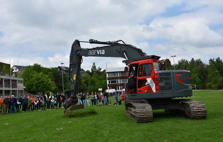 Gemeinderätin und MItglied der Baukommission Daniela Sieber hatte die Ehre, den Spatenstich mit dem Bagger auszuführen. Gemeinderätin und MItglied der Baukommission Daniela Sieber hatte die Ehre, den Spatenstich mit dem Bagger auszuführen.
