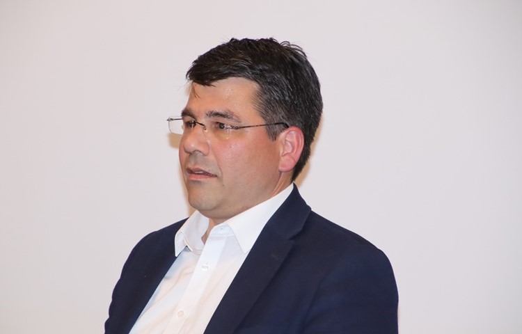 SVP-Kantonsrat Paul von Euw erklärte in einem Referat, wo aus seiner Sicht die Schwachpunkte des Mantelerlasses zur Stromversorgung liegen. SVP-Kantonsrat Paul von Euw erklärte in einem Referat, wo aus seiner Sicht die Schwachpunkte des Mantelerlasses zur Stromversorgung liegen.