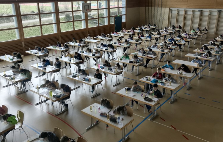 In Hettlingen absolvieren die Schülerinnen und Schüler den Känguru-Test in der Mehrzweckhalle. Er findet weltweit am dritten Donnerstag im März statt. In Hettlingen absolvieren die Schülerinnen und Schüler den Känguru-Test in der Mehrzweckhalle. Er findet weltweit am dritten Donnerstag im März statt.