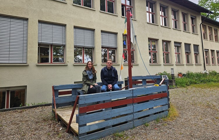 Die Schulpflegemitglieder Tanja Erb und Markus Keller vor dem sanierungsbedürftigen Primarschulhaus. An einer Informationsveranstaltung am 24. Mai präsentieren sie der Trülliker Bevölkerung zwei Varianten der Sanierung. Die Schulpflegemitglieder Tanja Erb und Markus Keller vor dem sanierungsbedürftigen Primarschulhaus. An einer Informationsveranstaltung am 24. Mai präsentieren sie der Trülliker Bevölkerung zwei Varianten der Sanierung.
