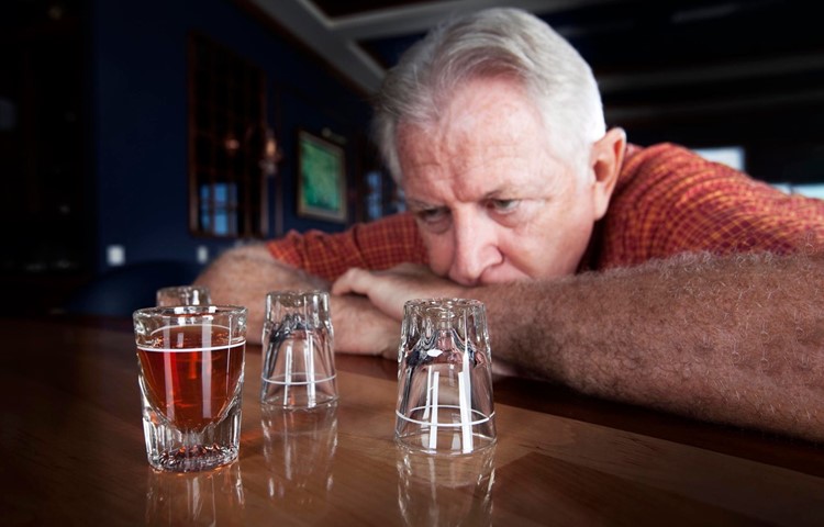 Alkohol ist in unserem täglichen Leben weitverbreitet – auch im Alter. Offene Gespräche und lohnenswerte Lebensziele helfen, einer Sucht vorzubeugen. Alkohol ist in unserem täglichen Leben weitverbreitet – auch im Alter. Offene Gespräche und lohnenswerte Lebensziele helfen, einer Sucht vorzubeugen.