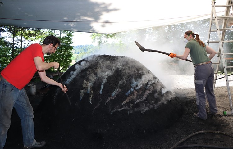 Die Holzkohleherstellung haben sie «nicht an der Uni gelernt»: Jonas Nyffeler (links) und Rebecca Nobel erforschen im Bereich der experimentellen Archäologie, wie die archäologischen Hinterlassenschaften einst hergestellt wurden. Die Holzkohleherstellung haben sie «nicht an der Uni gelernt»: Jonas Nyffeler (links) und Rebecca Nobel erforschen im Bereich der experimentellen Archäologie, wie die archäologischen Hinterlassenschaften einst hergestellt wurden.