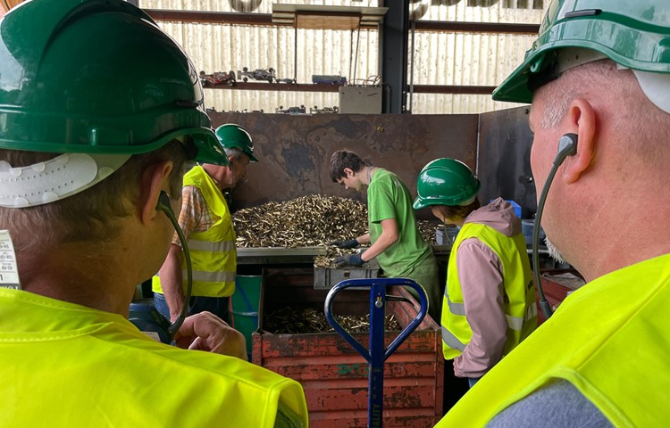 Ein Lernender der Maag Recycling AG sortiert vereinzelte eiserne Munitionsbestandteile aus. Manchmal findet er dabei nicht nur die Hülse, sondern gleich eine ganze Patrone. Ein Lernender der Maag Recycling AG sortiert vereinzelte eiserne Munitionsbestandteile aus. Manchmal findet er dabei nicht nur die Hülse, sondern gleich eine ganze Patrone.