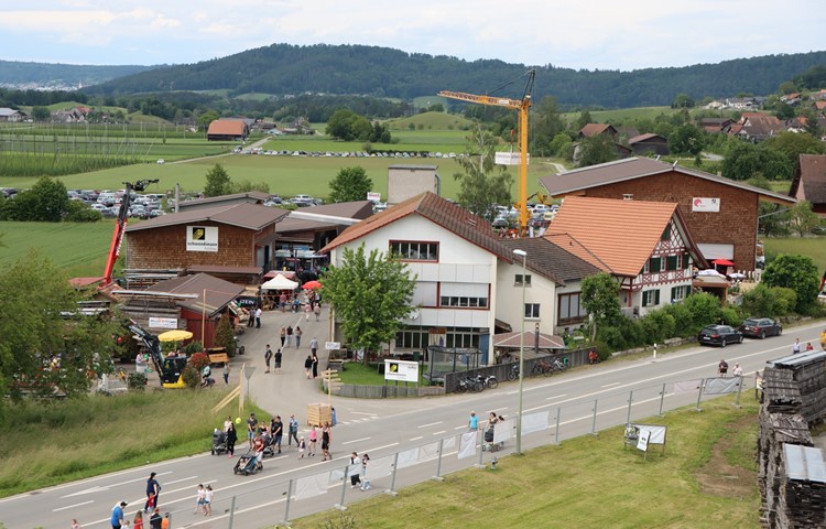 Auch auf dem Gelände der Schwendimann AG waren 20 Betriebe und eine Festwirtschaft zu erleben. Wer mit der Bahn anreiste, entdeckte als Erstes die 13 Aussteller auf dem dritten Areal beim Bahnhof. Auch auf dem Gelände der Schwendimann AG waren 20 Betriebe und eine Festwirtschaft zu erleben. Wer mit der Bahn anreiste, entdeckte als Erstes die 13 Aussteller auf dem dritten Areal beim Bahnhof.