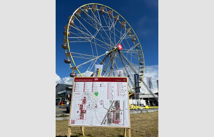 Nachts – von der endlosen Bar aus – soll das über und über mit Lämpchen bestückte Riesenrad je länger je schöner ausgesehen haben … Nachts – von der endlosen Bar aus – soll das über und über mit Lämpchen bestückte Riesenrad je länger je schöner ausgesehen haben …