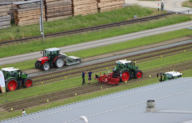 … mit hochspezialisierten Maschinen. … mit hochspezialisierten Maschinen.