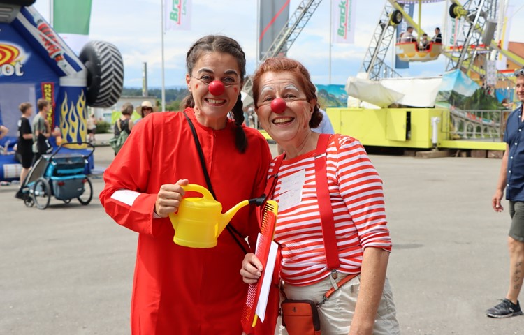 Damit auch jene Kinder etwas zu lachen haben, die gerade nichts zu lachen haben, sammelten die Clownfrauen der Stiftung Theodora Geld. Damit auch jene Kinder etwas zu lachen haben, die gerade nichts zu lachen haben, sammelten die Clownfrauen der Stiftung Theodora Geld.