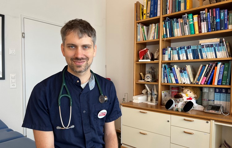 Hausarzt Christoph Nägeli wünscht sich zuweilen einen «9 to 5»-Job. Mit dem «Nein»-Button bezieht er Stellung gegen die Kostenbremse-Initiative. Hausarzt Christoph Nägeli wünscht sich zuweilen einen «9 to 5»-Job. Mit dem «Nein»-Button bezieht er Stellung gegen die Kostenbremse-Initiative.