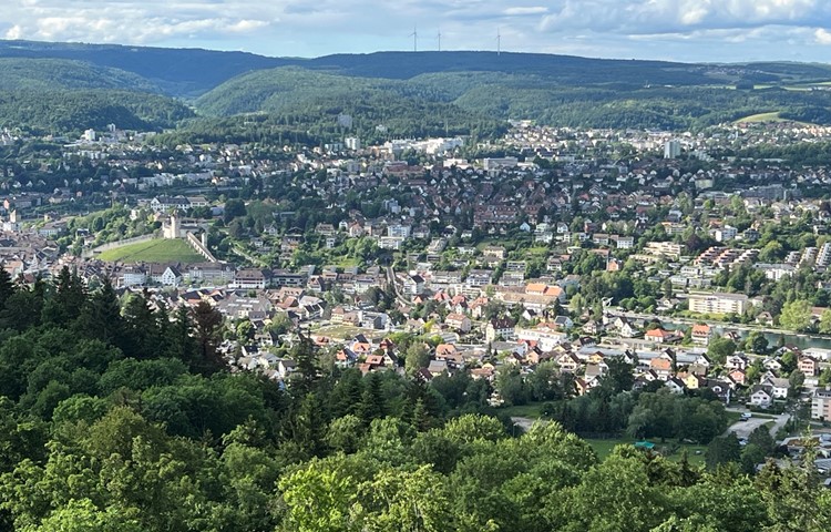 Blick vom Sendeturm auf dem Kohlfirst auf Feuerthalen und Schaffhausen, am Horizont in der Bildmitte die Windräder Verenaforen. Blick vom Sendeturm auf dem Kohlfirst auf Feuerthalen und Schaffhausen, am Horizont in der Bildmitte die Windräder Verenaforen.