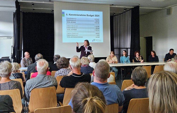 Jeannette Wibmer freute sich sichtlich über die «exzellenten» Zahlen der Spitex am Kohlfirst. Jeannette Wibmer freute sich sichtlich über die «exzellenten» Zahlen der Spitex am Kohlfirst.