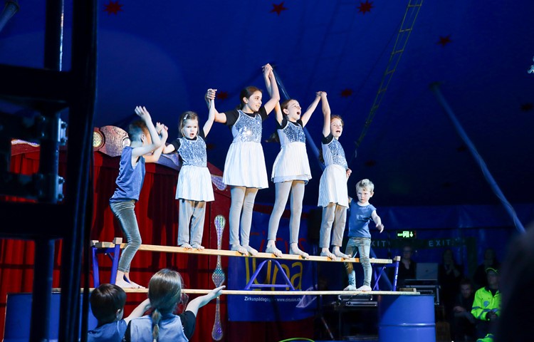 Die Kinder der Primarschule Dägerlen mussten für ihre Zirkusnummern nicht nur die Balance halten ... Die Kinder der Primarschule Dägerlen mussten für ihre Zirkusnummern nicht nur die Balance halten ...