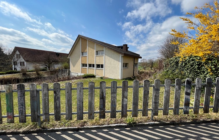 Kleinandelfingen übertrifft den Soll-Wert seit Jahren. Im ehemaligen Kindergarten Oerlingen zum Beispiel ist eine Grossfamilie mit zehn Personen untergebracht. Kleinandelfingen übertrifft den Soll-Wert seit Jahren. Im ehemaligen Kindergarten Oerlingen zum Beispiel ist eine Grossfamilie mit zehn Personen untergebracht.