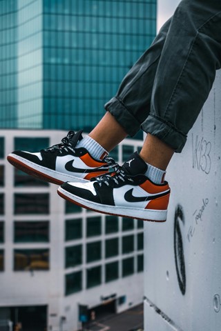Nike-Schuhe waren Teil der Diebesbeute des Beschuldigten – und vor Gericht auch an dessen Füssen zu finden. Nike-Schuhe waren Teil der Diebesbeute des Beschuldigten – und vor Gericht auch an dessen Füssen zu finden.