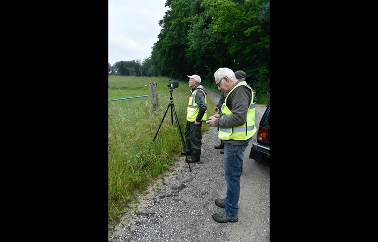Heinz Kramer (r.) bedient die Spezialdrohne mit Wärmebildkamera, während Helfer Jürg Bieri sowie Landwirt und Jäger alles auf dem Bildschirm verfolgen.