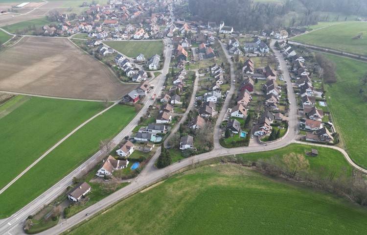 In Flaach läuft ein Projekt des Kantons für die Durchgangsstrasse, die in der Bildmitte verläuft, jenes der Gemeinde für zum Beispiel die Tuechstrasse (von links unten nach rechts oben) ist beim Stimmvolk nicht erwünscht. In Flaach läuft ein Projekt des Kantons für die Durchgangsstrasse, die in der Bildmitte verläuft, jenes der Gemeinde für zum Beispiel die Tuechstrasse (von links unten nach rechts oben) ist beim Stimmvolk nicht erwünscht.
