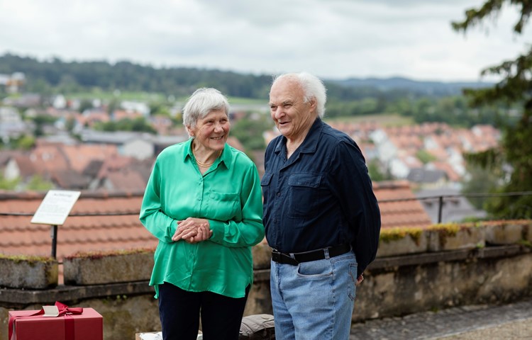 Caspar und Hanna Arbenz wollen «langsam aufhören». Bisher mahlen sie noch vereinzelt für Kunden, an der GV des Familienvereins wurde ihre Arbeit in neunter Generation nun gewürdigt. Caspar und Hanna Arbenz wollen «langsam aufhören». Bisher mahlen sie noch vereinzelt für Kunden, an der GV des Familienvereins wurde ihre Arbeit in neunter Generation nun gewürdigt.