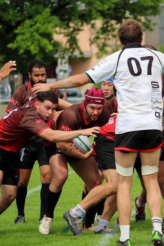 Der Weinländer Fabio Fasnacht (mit Ball) auf dem Weg zu einem sogenannten Try, also einem Punktversuch.