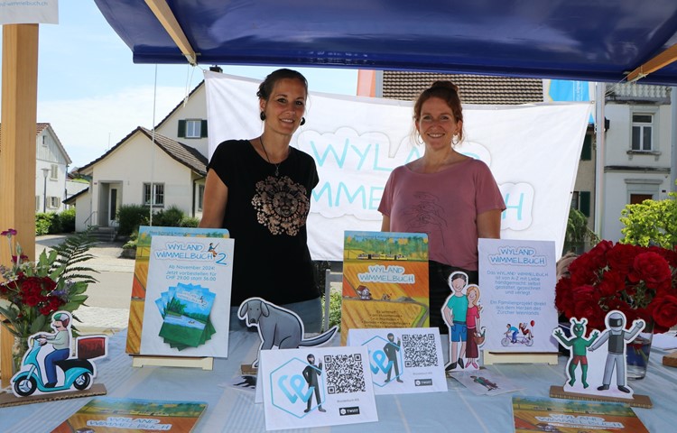 Moni Schmid (links) und Katrin Germann sind mitten in der Produktion ihres zweiten Weinländer Wimmelbuchs. Moni Schmid (links) und Katrin Germann sind mitten in der Produktion ihres zweiten Weinländer Wimmelbuchs.