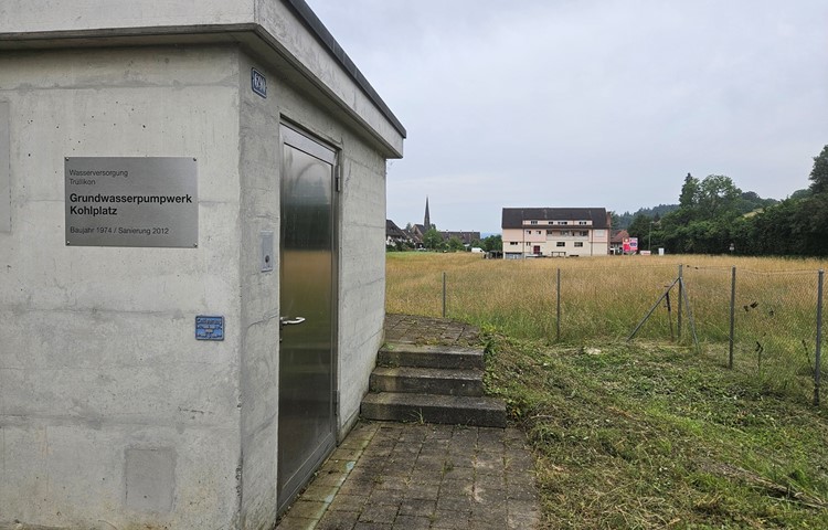 Trüllikon kämpft mit belastetem Trinkwasser: Alle Quellen, wie zum Beispiel auch das Grundwasserpumpwerk Kohlplatz am Dorfeingang (Bild), zeigen einen zu hohen Wert des Abbauprodukts des Fungizids Chlorothalonil auf. Trüllikon kämpft mit belastetem Trinkwasser: Alle Quellen, wie zum Beispiel auch das Grundwasserpumpwerk Kohlplatz am Dorfeingang (Bild), zeigen einen zu hohen Wert des Abbauprodukts des Fungizids Chlorothalonil auf.