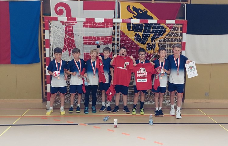 Ein bisschen freuen konnten sie sich dann schon noch über das Geleistete: die Handballspieler der Klasse 4a, die Bronze an der Schweizer Schülermeisterschaft in Altdorf gewannen. Ein bisschen freuen konnten sie sich dann schon noch über das Geleistete: die Handballspieler der Klasse 4a, die Bronze an der Schweizer Schülermeisterschaft in Altdorf gewannen.