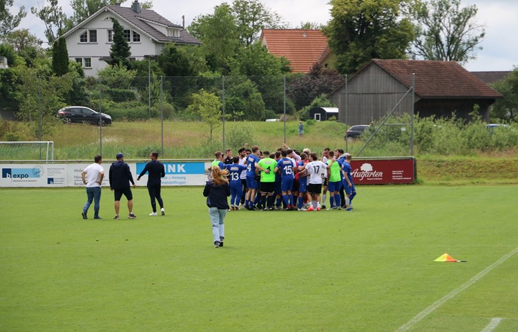 Die Marthaler Herren feierten mit ihren Gegnern der SV Schaffhausen den Klassenerhalt, den beide Teams dank dem 1:1 sichern konnten. Die Marthaler Herren feierten mit ihren Gegnern der SV Schaffhausen den Klassenerhalt, den beide Teams dank dem 1:1 sichern konnten.