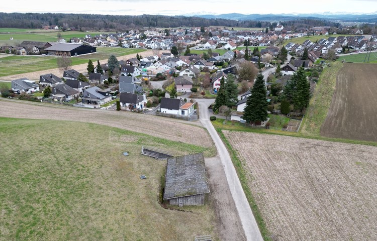 Die Zivilschutzanlage in Henggart (Eingang vorne im Bild bei der Scheune) wurde als Option genannt. Die Gemeinde wollte zwischen Verwaltung und Werkhof (Bildmitte bei der Wiese) Container aufstellen. Das Projekt ist blockiert. Die Zivilschutzanlage in Henggart (Eingang vorne im Bild bei der Scheune) wurde als Option genannt. Die Gemeinde wollte zwischen Verwaltung und Werkhof (Bildmitte bei der Wiese) Container aufstellen. Das Projekt ist blockiert.