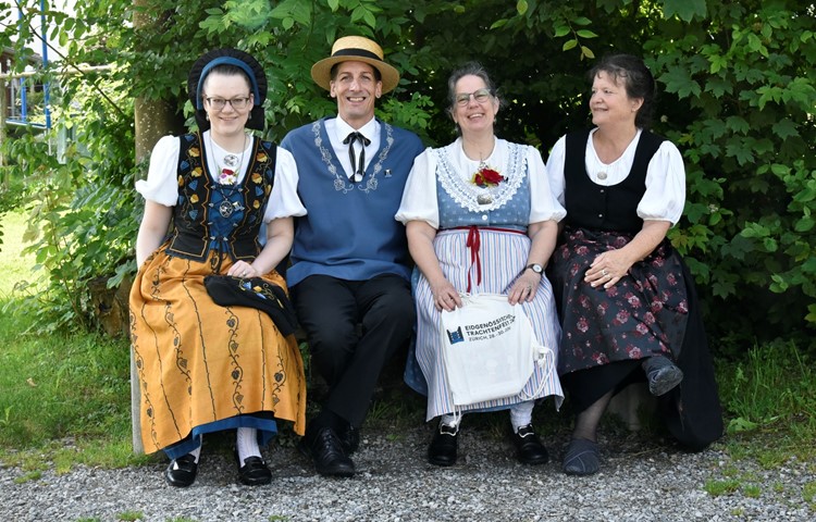 Das Kantonshäuschen steht, nun freuen sie sich aufs Fest: Elena Frei, Bruno Weidmann, Bea Frei-Hofer, Barbara Keller. Das Kantonshäuschen steht, nun freuen sie sich aufs Fest: Elena Frei, Bruno Weidmann, Bea Frei-Hofer, Barbara Keller.