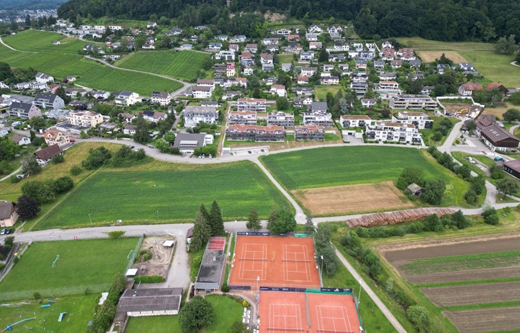 Alles Bauland – die Parzelle 2695 (im nächsten Bild rot eingefärbt) hat die Gemeinde 2015 verkauft, der grosse Rest des Hofackers ist noch in ihrem Besitz. Alles Bauland – die Parzelle 2695 (im nächsten Bild rot eingefärbt) hat die Gemeinde 2015 verkauft, der grosse Rest des Hofackers ist noch in ihrem Besitz.