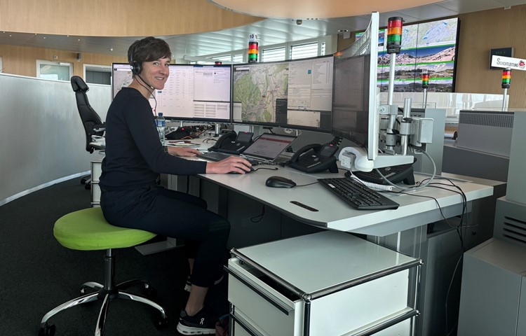 Susanna Keller an ihrem neuen Arbeitsplatz: In der Rega-Einsatzzentrale koordiniert sie Rettungsflüge und betreut Betroffene vor Ort. Susanna Keller an ihrem neuen Arbeitsplatz: In der Rega-Einsatzzentrale koordiniert sie Rettungsflüge und betreut Betroffene vor Ort.