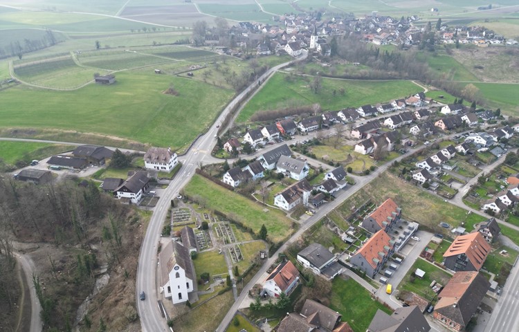 Berg am Irchel (oben) ist die einzige Zahlergemeinde, Flaach erhält gemäss provisorischer Daten 2,1 Millionen Franken im Jahr 2025. Berg am Irchel (oben) ist die einzige Zahlergemeinde, Flaach erhält gemäss provisorischer Daten 2,1 Millionen Franken im Jahr 2025.