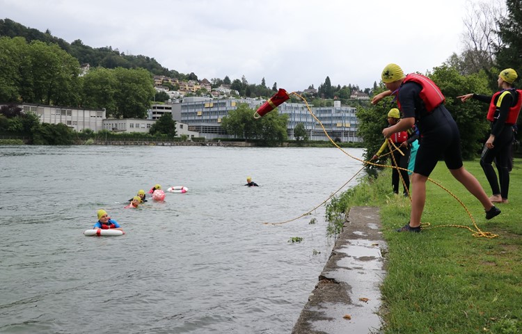 Die 14 Jugendlichen retteten sich gegenseitig aus dem Rhein, … Die 14 Jugendlichen retteten sich gegenseitig aus dem Rhein, …