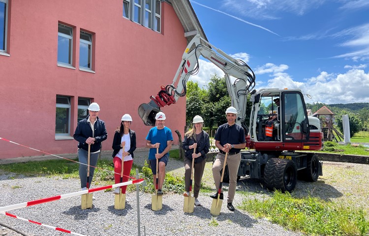 Die Baukommission mit Florian Stegemann (r.), Cornelia Halder (2.v.l.) und Jürgen Fischer (M.), es fehlt Adrian Fischer. Die Bauleitung haben Yves Lieb (l) und Daniela Näf (2.v.r.). Der Zwischenbau ist bereits zurückgebaut. Die Baukommission mit Florian Stegemann (r.), Cornelia Halder (2.v.l.) und Jürgen Fischer (M.), es fehlt Adrian Fischer. Die Bauleitung haben Yves Lieb (l) und Daniela Näf (2.v.r.). Der Zwischenbau ist bereits zurückgebaut.