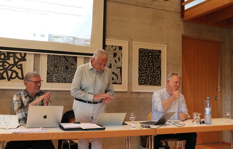 Patric Eisele (rechts) wurde Anfang Juni zum neuen Präsidenten der Zürcher Planungsgruppe Weinland (ZPW) gewählt. Patric Eisele (rechts) wurde Anfang Juni zum neuen Präsidenten der Zürcher Planungsgruppe Weinland (ZPW) gewählt.