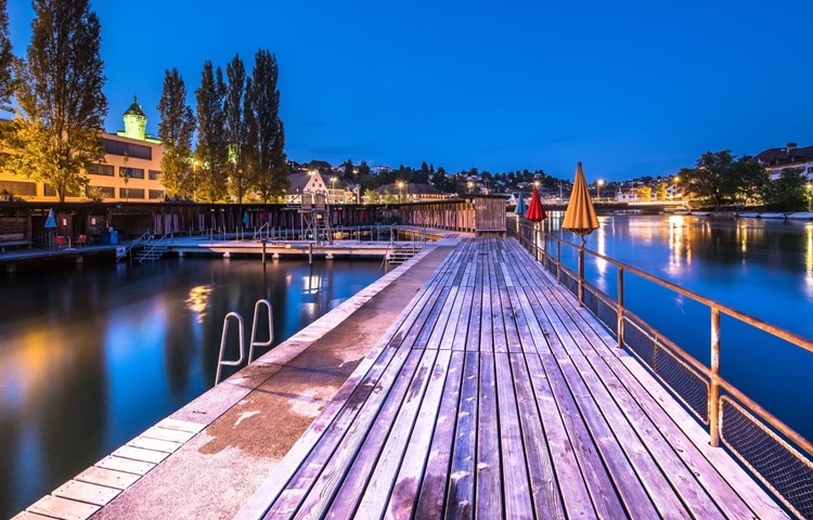 Die älteste Flussbadeanstalt Europas? In ihrer Sommerserie geht die «Andelfinger Zeitung» an, auf und in den Rhein. Zum Auftakt die Übersicht und Informationen darüber, welche Gefahren zurzeit herrschen. Die älteste Flussbadeanstalt Europas? In ihrer Sommerserie geht die «Andelfinger Zeitung» an, auf und in den Rhein. Zum Auftakt die Übersicht und Informationen darüber, welche Gefahren zurzeit herrschen.