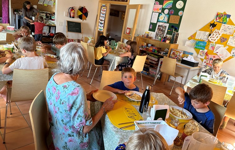 Fast wie zu Hause: Jedes Kind hat ein angeschriebenes Tischset und ein eigenes Plätzchen für seine Siebensachen, … Fast wie zu Hause: Jedes Kind hat ein angeschriebenes Tischset und ein eigenes Plätzchen für seine Siebensachen, …