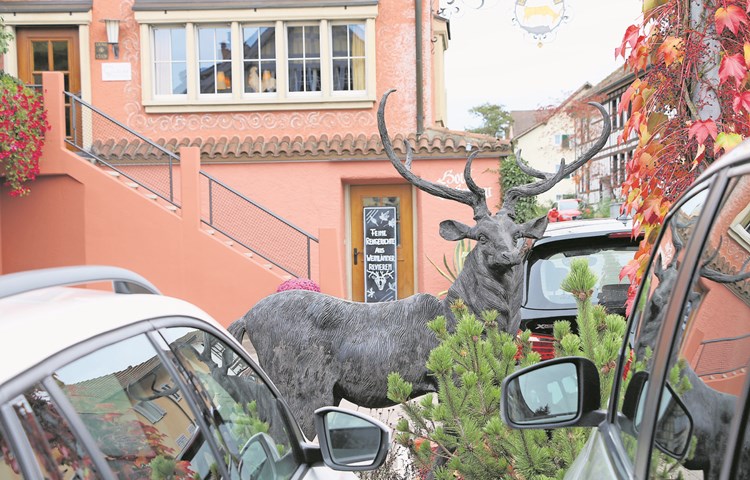Die Skulptur vor dem Restaurant Hirschen in Trüllikon wurde unfreiwillig Gegenstand eines Gerichtsverfahrens Die Skulptur vor dem Restaurant Hirschen in Trüllikon wurde unfreiwillig Gegenstand eines Gerichtsverfahrens