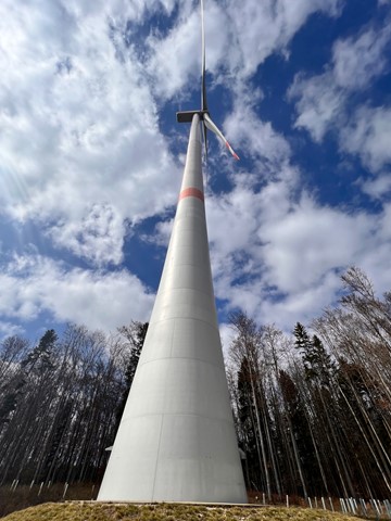 Für ein Windrad im Wald müsste eine Hektare Fläche gerodet werden. Im Bild eine der drei Anlagen Verenafohren.